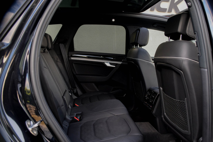 Volkswagen Touareg 3.0 TSI eHybrid 4MOTION / R-Line/ Head-Up Display/ Standkachel/ Luchtvering/ Panoramadak/ Trekhaak/ 250kW (381PK) Volkswagen Touareg 3.0 TSI eHybrid 4MOTION / R-Line/ Head-Up Display/ Standkachel/ Luchtvering/ Panoramadak/ Trekhaak/ 250kW (381PK)