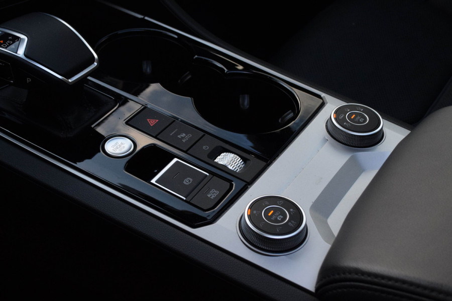 Volkswagen Touareg 3.0 TSI eHybrid 4MOTION / R-Line/ Head-Up Display/ Standkachel/ Luchtvering/ Panoramadak/ Trekhaak/ 250kW (381PK) Volkswagen Touareg 3.0 TSI eHybrid 4MOTION / R-Line/ Head-Up Display/ Standkachel/ Luchtvering/ Panoramadak/ Trekhaak/ 250kW (381PK)