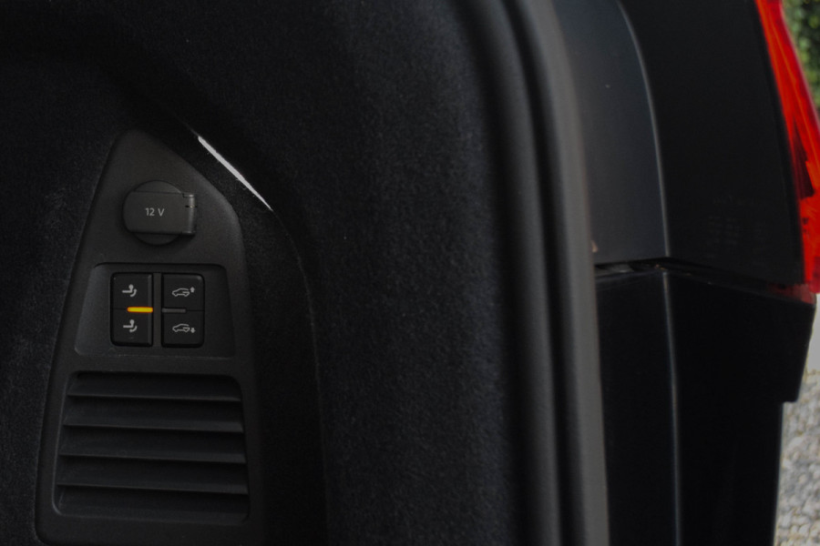 Volkswagen Touareg 3.0 TSI eHybrid 4MOTION / R-Line/ Head-Up Display/ Standkachel/ Luchtvering/ Panoramadak/ Trekhaak/ 250kW (381PK) Volkswagen Touareg 3.0 TSI eHybrid 4MOTION / R-Line/ Head-Up Display/ Standkachel/ Luchtvering/ Panoramadak/ Trekhaak/ 250kW (381PK)