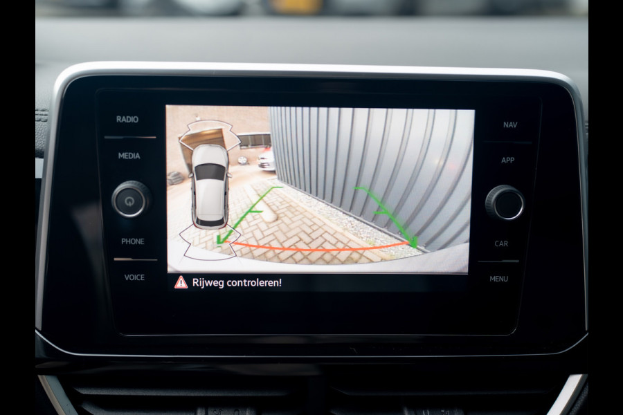 Volkswagen T-Roc 1.5 TSI R-Line Business+ | Keyless | Elk. A-klep | Camera | IQ Light | Side Assist | Prijs Rijklaar!!