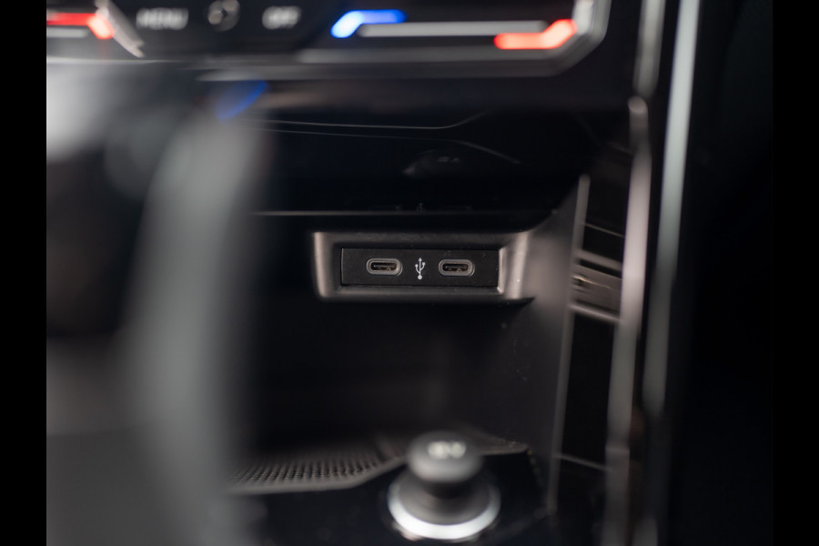 Volkswagen T-Roc 1.5 TSI R-Line Business+ | Keyless | Elk. A-klep | Camera | IQ Light | Side Assist | Prijs Rijklaar!!