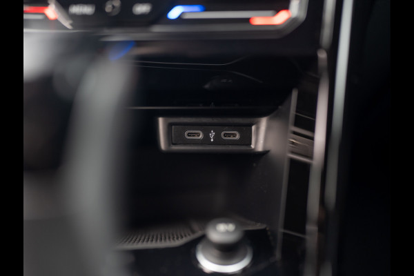 Volkswagen T-Roc 1.5 TSI R-Line Business+ | Keyless | Elk. A-klep | Camera | IQ Light | Side Assist | Prijs Rijklaar!!