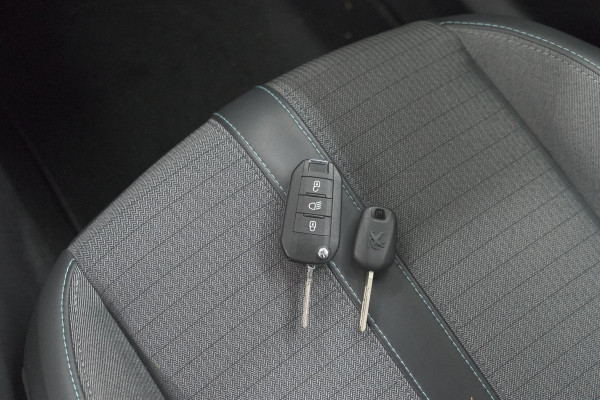 Peugeot 2008 PureTech 130 EAT8 Allure | Camera | Navigatie | Parkeersensoren Peugeot 2008 PureTech 130 EAT8 Allure | Camera | Navigatie | Parkeersensoren