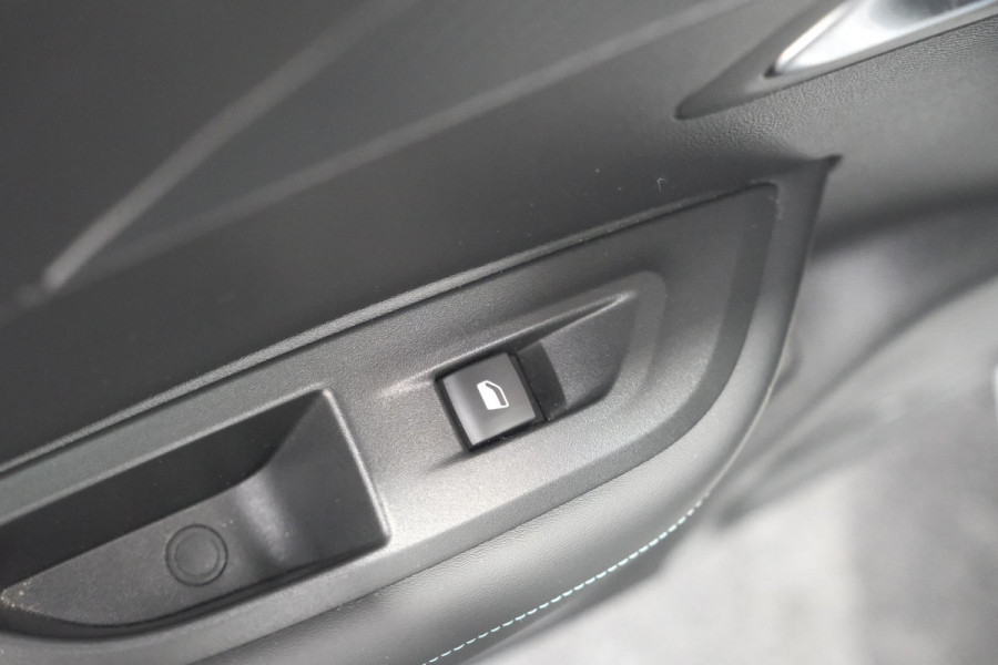 Peugeot 2008 PureTech 130 EAT8 Allure | Camera | Navigatie | Parkeersensoren Peugeot 2008 PureTech 130 EAT8 Allure | Camera | Navigatie | Parkeersensoren