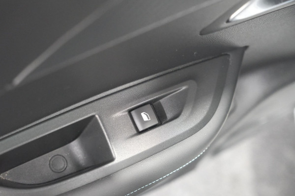 Peugeot 2008 PureTech 130 EAT8 Allure | Camera | Navigatie | Parkeersensoren Peugeot 2008 PureTech 130 EAT8 Allure | Camera | Navigatie | Parkeersensoren