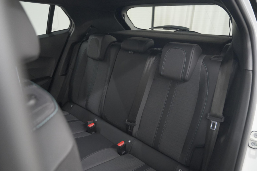 Peugeot 2008 PureTech 130 EAT8 Allure | Camera | Navigatie | Parkeersensoren Peugeot 2008 PureTech 130 EAT8 Allure | Camera | Navigatie | Parkeersensoren