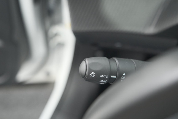 Peugeot 2008 PureTech 130 EAT8 Allure | Camera | Navigatie | Parkeersensoren Peugeot 2008 PureTech 130 EAT8 Allure | Camera | Navigatie | Parkeersensoren