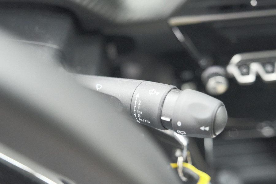 Peugeot 2008 PureTech 130 EAT8 Allure | Camera | Navigatie | Parkeersensoren Peugeot 2008 PureTech 130 EAT8 Allure | Camera | Navigatie | Parkeersensoren