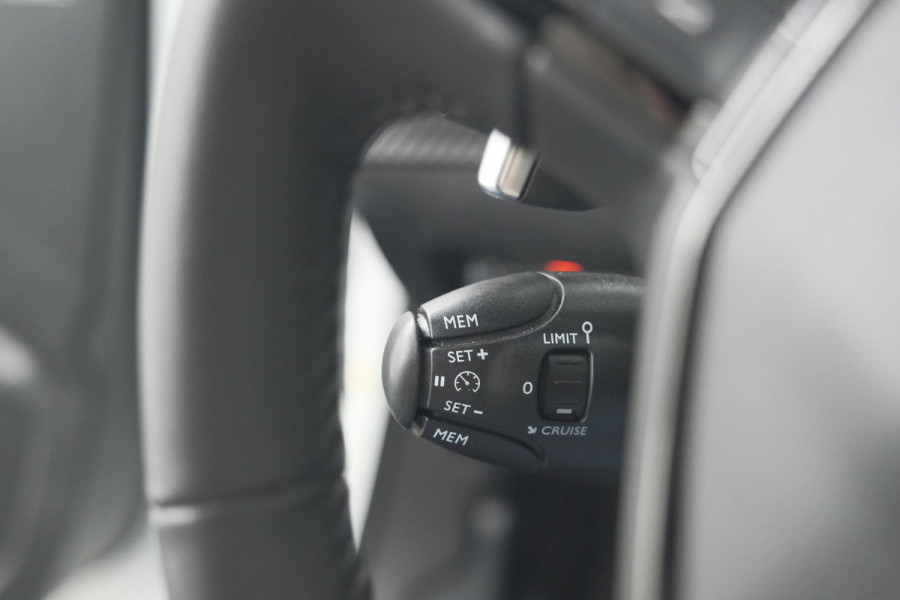 Peugeot 2008 PureTech 130 EAT8 Allure | Camera | Navigatie | Parkeersensoren Peugeot 2008 PureTech 130 EAT8 Allure | Camera | Navigatie | Parkeersensoren