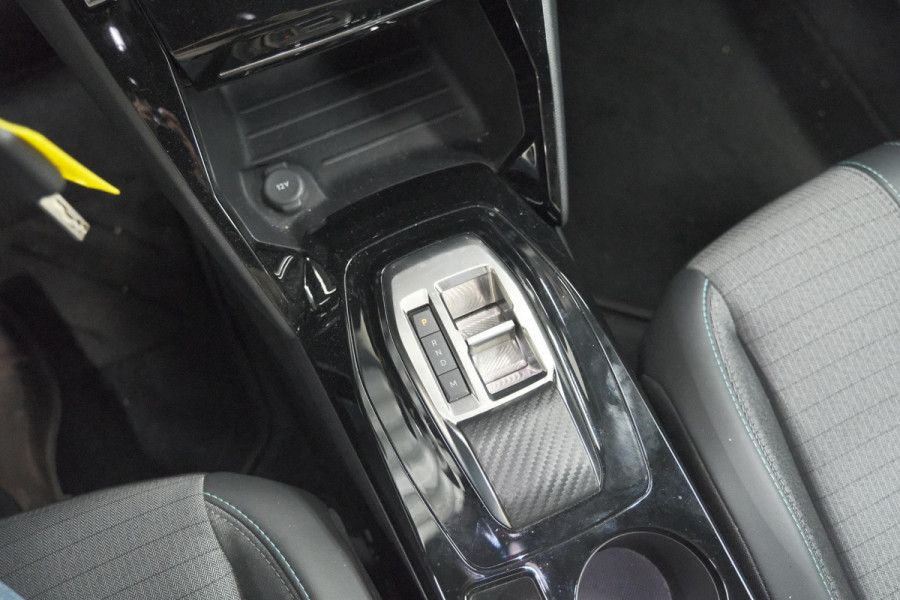 Peugeot 2008 PureTech 130 EAT8 Allure | Camera | Navigatie | Parkeersensoren Peugeot 2008 PureTech 130 EAT8 Allure | Camera | Navigatie | Parkeersensoren