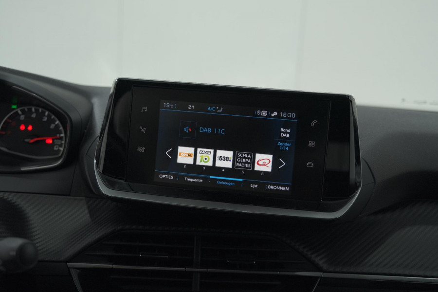 Peugeot 2008 PureTech 130 EAT8 Allure | Camera | Navigatie | Parkeersensoren Peugeot 2008 PureTech 130 EAT8 Allure | Camera | Navigatie | Parkeersensoren