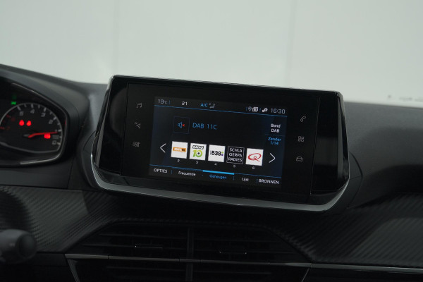 Peugeot 2008 PureTech 130 EAT8 Allure | Camera | Navigatie | Parkeersensoren Peugeot 2008 PureTech 130 EAT8 Allure | Camera | Navigatie | Parkeersensoren