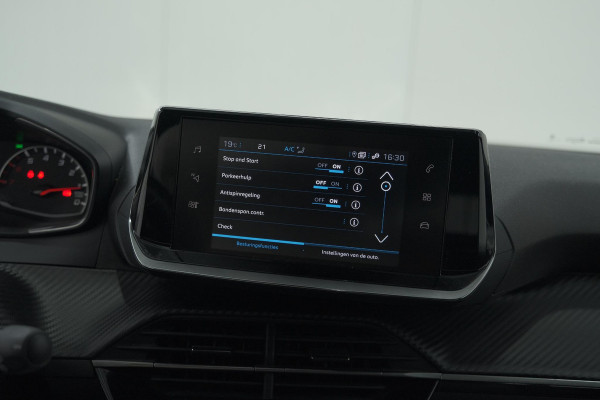 Peugeot 2008 PureTech 130 EAT8 Allure | Camera | Navigatie | Parkeersensoren Peugeot 2008 PureTech 130 EAT8 Allure | Camera | Navigatie | Parkeersensoren