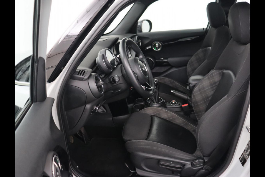 MINI Mini 1.5 Cooper Chili Serious Business | Panoramadak | Navigatie | Cruise Control | LED koplampen | LMV 17 | MINI Mini 1.5 Cooper Chili Serious Business | Panoramadak | Navigatie | Cruise Control | LED koplampen | LMV 17 |