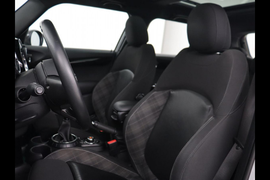 MINI Mini 1.5 Cooper Chili Serious Business | Panoramadak | Navigatie | Cruise Control | LED koplampen | LMV 17 | MINI Mini 1.5 Cooper Chili Serious Business | Panoramadak | Navigatie | Cruise Control | LED koplampen | LMV 17 |