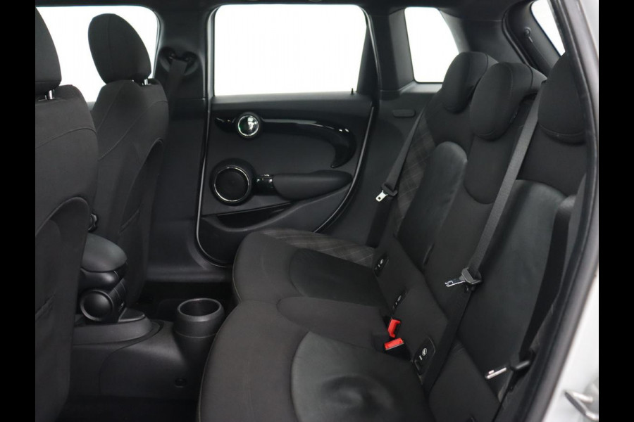 MINI Mini 1.5 Cooper Chili Serious Business | Panoramadak | Navigatie | Cruise Control | LED koplampen | LMV 17 | MINI Mini 1.5 Cooper Chili Serious Business | Panoramadak | Navigatie | Cruise Control | LED koplampen | LMV 17 |