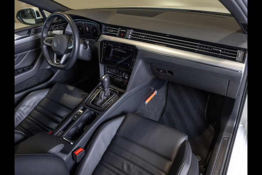 Volkswagen Passat Variant 1.5 TSI R-Line Business + / 150pk / Panorama dak / Achteruitrij camera / Stoelverwarming / Volkswagen Passat Variant 1.5 TSI R-Line Business + / 150pk / Panorama dak / Achteruitrij camera / Stoelverwarming /