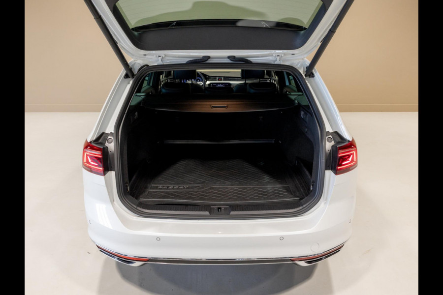 Volkswagen Passat Variant 1.5 TSI R-Line Business + / 150pk / Panorama dak / Achteruitrij camera / Stoelverwarming / Volkswagen Passat Variant 1.5 TSI R-Line Business + / 150pk / Panorama dak / Achteruitrij camera / Stoelverwarming /