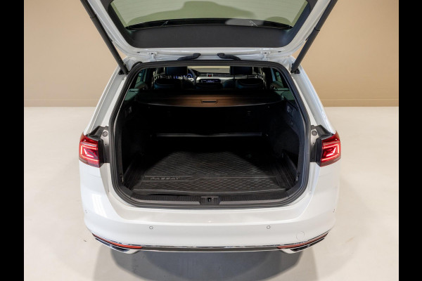 Volkswagen Passat Variant 1.5 TSI R-Line Business + / 150pk / Panorama dak / Achteruitrij camera / Stoelverwarming / Volkswagen Passat Variant 1.5 TSI R-Line Business + / 150pk / Panorama dak / Achteruitrij camera / Stoelverwarming /