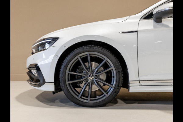 Volkswagen Passat Variant 1.5 TSI R-Line Business + / 150pk / Panorama dak / Achteruitrij camera / Stoelverwarming / Volkswagen Passat Variant 1.5 TSI R-Line Business + / 150pk / Panorama dak / Achteruitrij camera / Stoelverwarming /