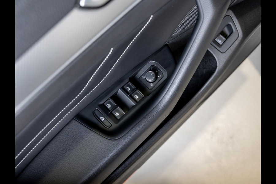Volkswagen Passat Variant 1.5 TSI R-Line Business + / 150pk / Panorama dak / Achteruitrij camera / Stoelverwarming / Volkswagen Passat Variant 1.5 TSI R-Line Business + / 150pk / Panorama dak / Achteruitrij camera / Stoelverwarming /