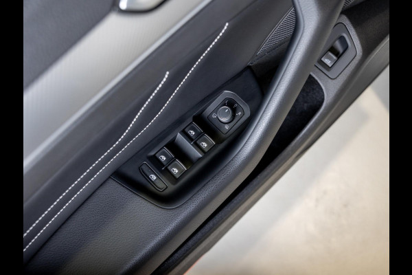 Volkswagen Passat Variant 1.5 TSI R-Line Business + / 150pk / Panorama dak / Achteruitrij camera / Stoelverwarming / Volkswagen Passat Variant 1.5 TSI R-Line Business + / 150pk / Panorama dak / Achteruitrij camera / Stoelverwarming /
