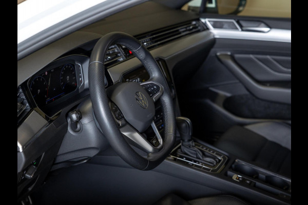 Volkswagen Passat Variant 1.5 TSI R-Line Business + / 150pk / Panorama dak / Achteruitrij camera / Stoelverwarming / Volkswagen Passat Variant 1.5 TSI R-Line Business + / 150pk / Panorama dak / Achteruitrij camera / Stoelverwarming /