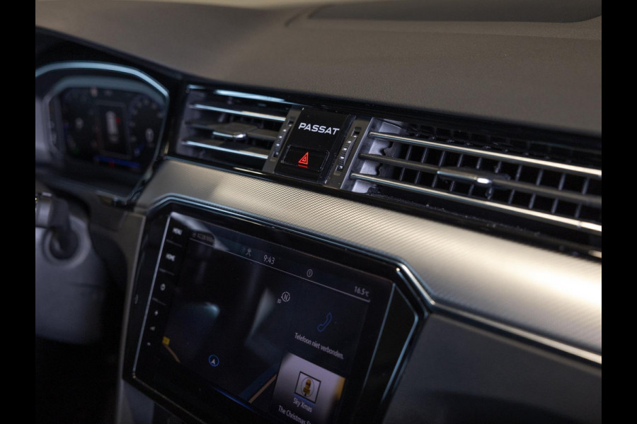 Volkswagen Passat Variant 1.5 TSI R-Line Business + / 150pk / Panorama dak / Achteruitrij camera / Stoelverwarming / Volkswagen Passat Variant 1.5 TSI R-Line Business + / 150pk / Panorama dak / Achteruitrij camera / Stoelverwarming /