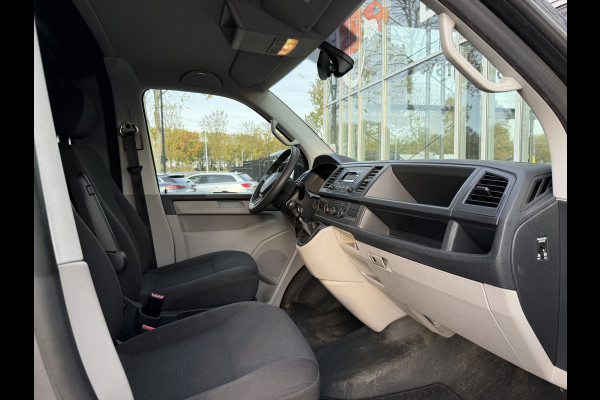 Volkswagen Transporter 2.0 TDI 150pk L2H1 Comfortline | NL-auto | 1e Eig | Trekhaak | Airco | Cruisec. Volkswagen Transporter 2.0 TDI 150pk L2H1 Comfortline | NL-auto | 1e Eig | Trekhaak | Airco | Cruisec.