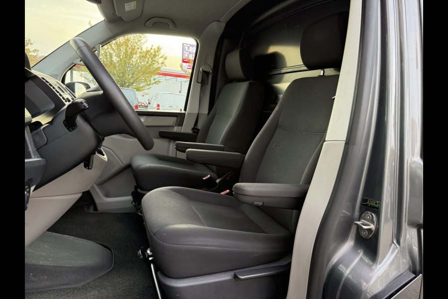 Volkswagen Transporter 2.0 TDI 150pk L2H1 Comfortline | NL-auto | 1e Eig | Trekhaak | Airco | Cruisec. Volkswagen Transporter 2.0 TDI 150pk L2H1 Comfortline | NL-auto | 1e Eig | Trekhaak | Airco | Cruisec.