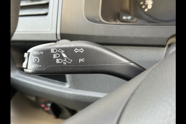 Volkswagen Transporter 2.0 TDI 150pk L2H1 Comfortline | NL-auto | 1e Eig | Trekhaak | Airco | Cruisec. Volkswagen Transporter 2.0 TDI 150pk L2H1 Comfortline | NL-auto | 1e Eig | Trekhaak | Airco | Cruisec.