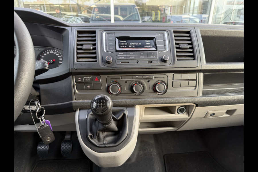 Volkswagen Transporter 2.0 TDI 150pk L2H1 Comfortline | NL-auto | 1e Eig | Trekhaak | Airco | Cruisec. Volkswagen Transporter 2.0 TDI 150pk L2H1 Comfortline | NL-auto | 1e Eig | Trekhaak | Airco | Cruisec.