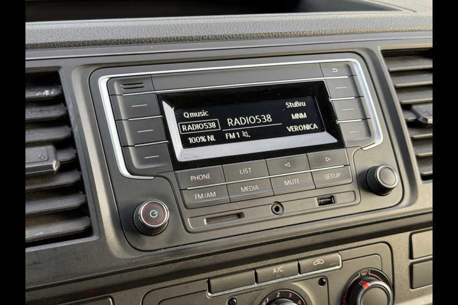 Volkswagen Transporter 2.0 TDI 150pk L2H1 Comfortline | NL-auto | 1e Eig | Trekhaak | Airco | Cruisec. Volkswagen Transporter 2.0 TDI 150pk L2H1 Comfortline | NL-auto | 1e Eig | Trekhaak | Airco | Cruisec.