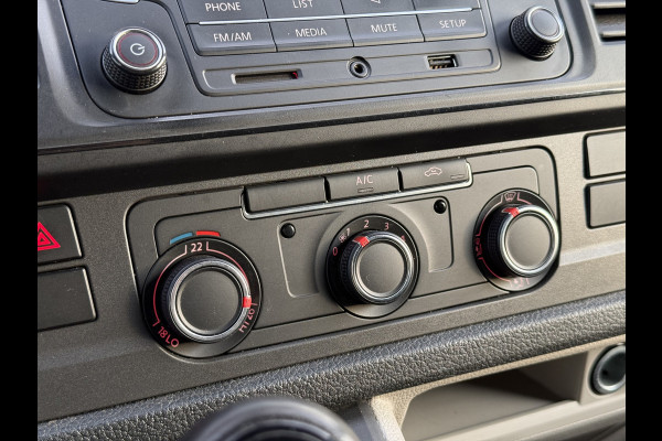 Volkswagen Transporter 2.0 TDI 150pk L2H1 Comfortline | NL-auto | 1e Eig | Trekhaak | Airco | Cruisec. Volkswagen Transporter 2.0 TDI 150pk L2H1 Comfortline | NL-auto | 1e Eig | Trekhaak | Airco | Cruisec.