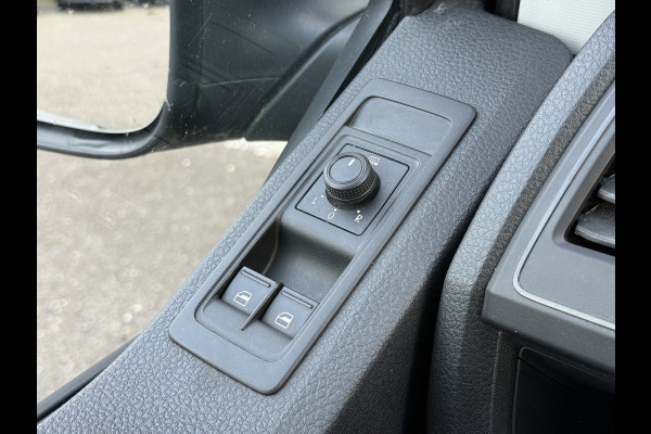 Volkswagen Transporter 2.0 TDI 150pk L2H1 Comfortline | NL-auto | 1e Eig | Trekhaak | Airco | Cruisec. Volkswagen Transporter 2.0 TDI 150pk L2H1 Comfortline | NL-auto | 1e Eig | Trekhaak | Airco | Cruisec.