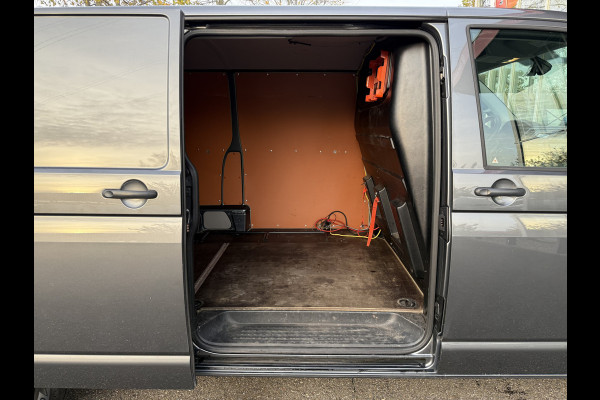 Volkswagen Transporter 2.0 TDI 150pk L2H1 Comfortline | NL-auto | 1e Eig | Trekhaak | Airco | Cruisec. Volkswagen Transporter 2.0 TDI 150pk L2H1 Comfortline | NL-auto | 1e Eig | Trekhaak | Airco | Cruisec.
