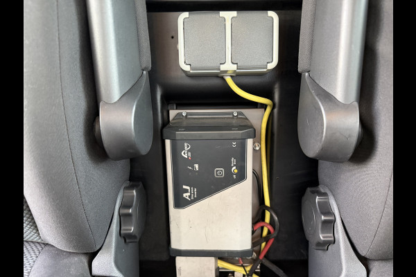 Volkswagen Transporter 2.0 TDI 150pk L2H1 Comfortline | NL-auto | 1e Eig | Trekhaak | Airco | Cruisec. Volkswagen Transporter 2.0 TDI 150pk L2H1 Comfortline | NL-auto | 1e Eig | Trekhaak | Airco | Cruisec.