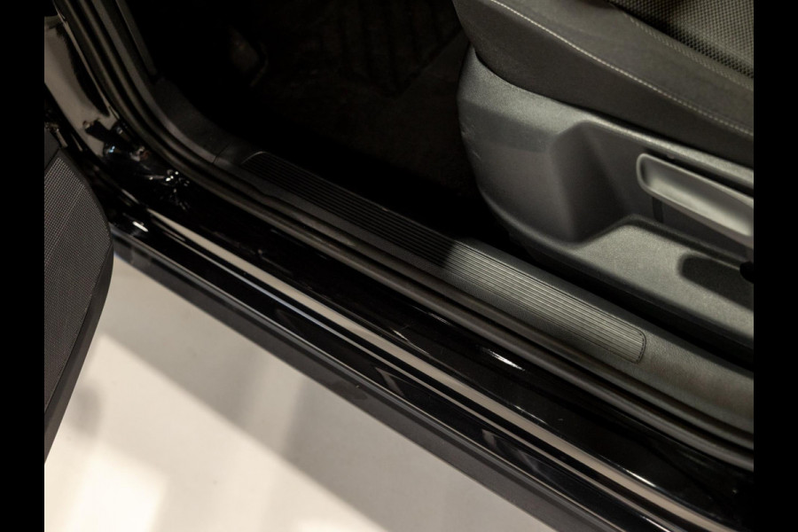 Volkswagen T-Roc 1.0 TSI Life / 110pk / Trekhaak / Achteruitrij camera / Stoelverwarming / Volkswagen T-Roc 1.0 TSI Life / 110pk / Trekhaak / Achteruitrij camera / Stoelverwarming /