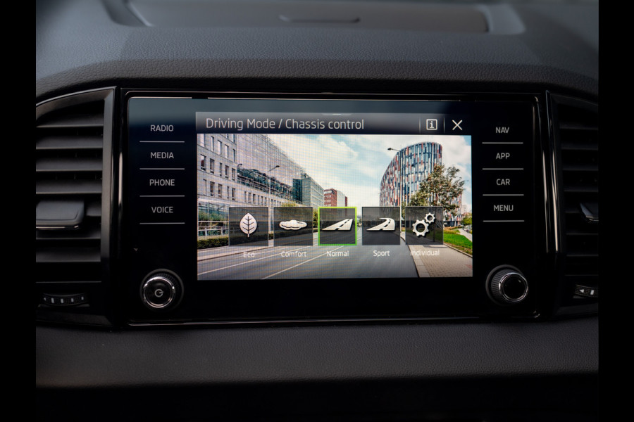 Škoda Karoq 1.5 TSI ACT Sportline Business | Panodak | Adapt. cr. | Camera |Stoel & Stuur verw. | Keyless | Prijs Rijklaar!!