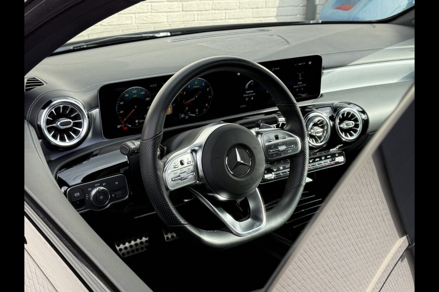 Mercedes-Benz A-Klasse 200 Business Solution AMG | Pano | Ambient Light | LED | CarPlay | 19 inch Mercedes-Benz A-Klasse 200 Business Solution AMG | Pano | Ambient Light | LED | CarPlay | 19 inch