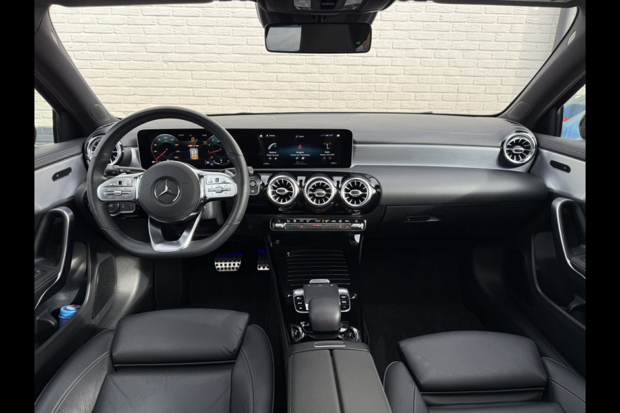 Mercedes-Benz A-Klasse 200 Business Solution AMG | Pano | Ambient Light | LED | CarPlay | 19 inch Mercedes-Benz A-Klasse 200 Business Solution AMG | Pano | Ambient Light | LED | CarPlay | 19 inch