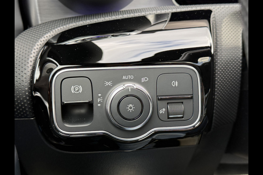 Mercedes-Benz A-Klasse 200 Business Solution AMG | Pano | Ambient Light | LED | CarPlay | 19 inch Mercedes-Benz A-Klasse 200 Business Solution AMG | Pano | Ambient Light | LED | CarPlay | 19 inch