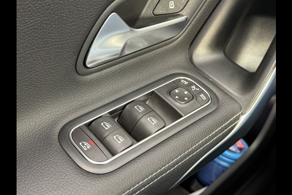 Mercedes-Benz A-Klasse 200 Business Solution AMG | Pano | Ambient Light | LED | CarPlay | 19 inch Mercedes-Benz A-Klasse 200 Business Solution AMG | Pano | Ambient Light | LED | CarPlay | 19 inch