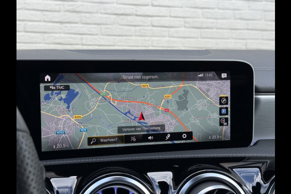 Mercedes-Benz A-Klasse 200 Business Solution AMG | Pano | Ambient Light | LED | CarPlay | 19 inch Mercedes-Benz A-Klasse 200 Business Solution AMG | Pano | Ambient Light | LED | CarPlay | 19 inch