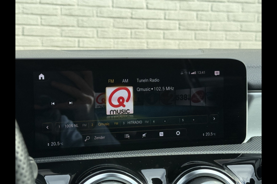 Mercedes-Benz A-Klasse 200 Business Solution AMG | Pano | Ambient Light | LED | CarPlay | 19 inch Mercedes-Benz A-Klasse 200 Business Solution AMG | Pano | Ambient Light | LED | CarPlay | 19 inch