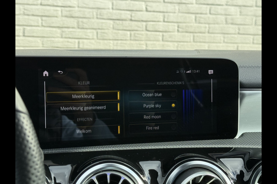 Mercedes-Benz A-Klasse 200 Business Solution AMG | Pano | Ambient Light | LED | CarPlay | 19 inch Mercedes-Benz A-Klasse 200 Business Solution AMG | Pano | Ambient Light | LED | CarPlay | 19 inch