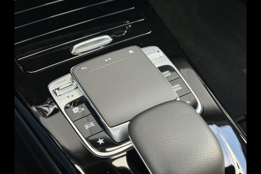 Mercedes-Benz A-Klasse 200 Business Solution AMG | Pano | Ambient Light | LED | CarPlay | 19 inch Mercedes-Benz A-Klasse 200 Business Solution AMG | Pano | Ambient Light | LED | CarPlay | 19 inch