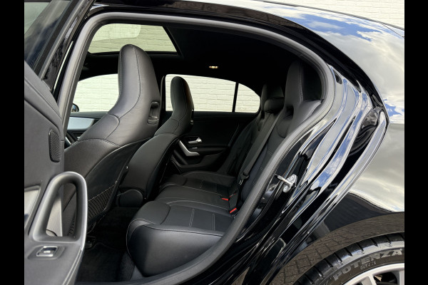 Mercedes-Benz A-Klasse 200 Business Solution AMG | Pano | Ambient Light | LED | CarPlay | 19 inch Mercedes-Benz A-Klasse 200 Business Solution AMG | Pano | Ambient Light | LED | CarPlay | 19 inch