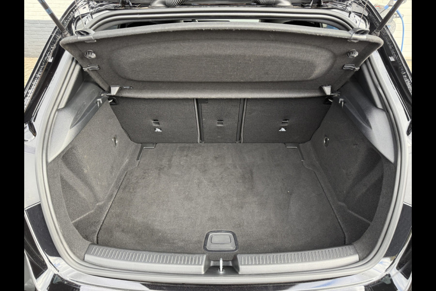 Mercedes-Benz A-Klasse 200 Business Solution AMG | Pano | Ambient Light | LED | CarPlay | 19 inch Mercedes-Benz A-Klasse 200 Business Solution AMG | Pano | Ambient Light | LED | CarPlay | 19 inch