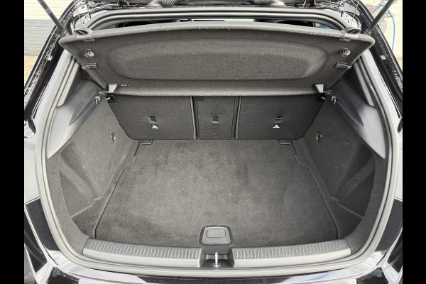 Mercedes-Benz A-Klasse 200 Business Solution AMG | Pano | Ambient Light | LED | CarPlay | 19 inch Mercedes-Benz A-Klasse 200 Business Solution AMG | Pano | Ambient Light | LED | CarPlay | 19 inch